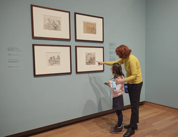 Een moeder en haar dochter bekijken tekeningen van Vincent van Gogh in de tentoonstelling. Foto: Maaike Koning