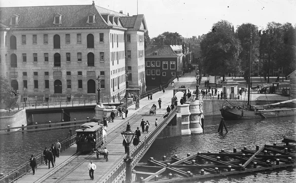 Zwartwitfoto van de Kattenburgerbrug en de Marinewerf waar Vincent van Gogh verbleef in 1877. Foto: Jacob Olie, 1899, Stadsarchief Amsterdam