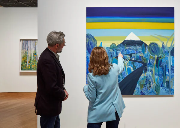 Bezoekers in de tentoonstelling Matthew Wong | Vincent van Gogh bekijken het schilderij  Unknown Pleasures. Foto: Michael Floor