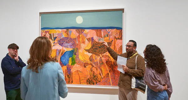 Bezoekers tijdens een rondleiding door de tentoonstelling Matthew Wong | Vincent van Gogh. Foto: Michael Floor