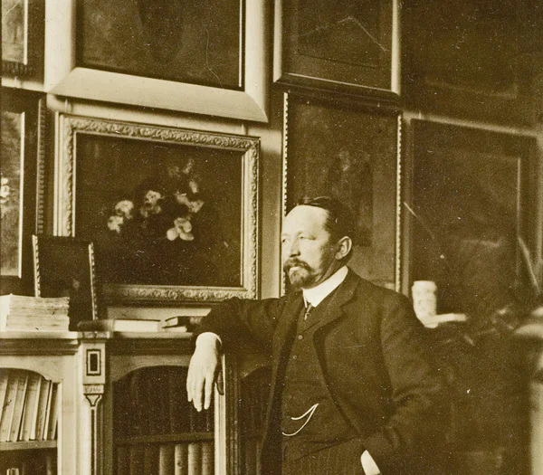 Andries Bonger in zijn interieur, Vossiusstraat, Amsterdam, ca. 1908, foto op karton, privé-collectie Nederland 