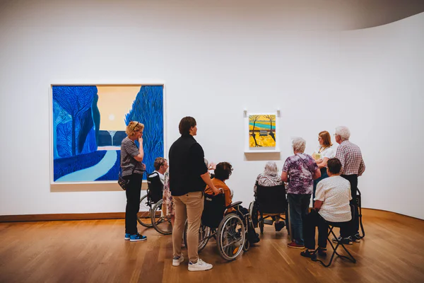  Bezoekers van de Hyundai x Van Gogh Museum Connection Day in de tentoonstelling Van Gogh | Matthew Wong: Painting as a Last Resort. Foto Jelle Draper