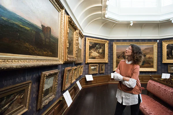 De Mesdag Collectie, museumzaal, vrouw kijkt naar kunstwerken