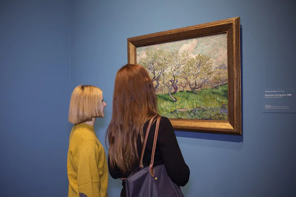 Foto van twee bezoekers in het museum