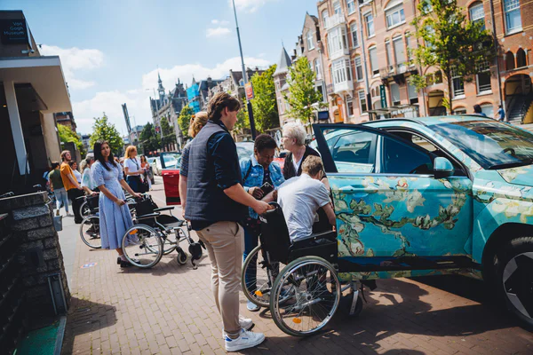 Inwoners en begeleiders van zorginstelling Cordaan werden in elektrische auto’s van Hyundai naar het Van Gogh Museum gebracht. Foto: Jelle Draper