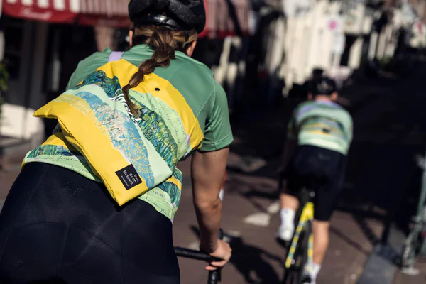 Een wielrenster met het shirt en musette uit de Rapha x Van Gogh Museum capsulecollectie 2022. Foto: Stan Koolen