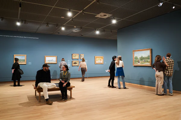 Museumbezoekers kijken naar Van Gogh schilderijen in de vaste collectie. Foto: Tomek Dersu Aaron
