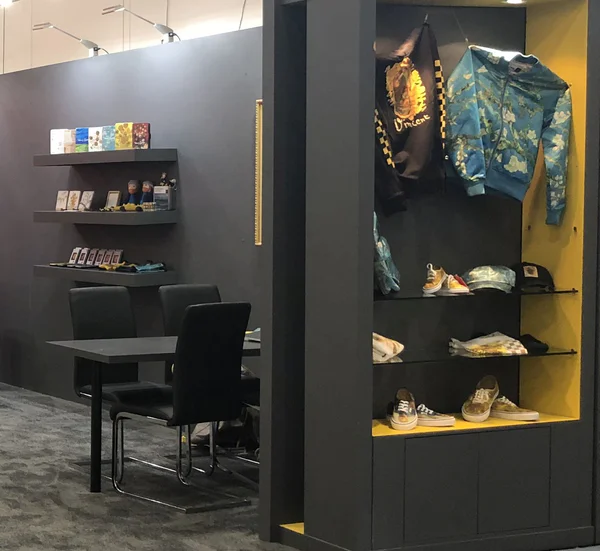 Foto van medewerkers van het Van Gogh Museum op een beurs