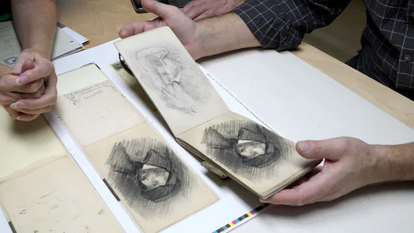 Een bladzijde uit het schetsboek in facsimile naast het originele schetsboekje van Van Gogh
