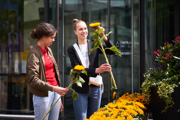 Zonnebloemen voor iedere bezoeker tijdens de heropening van het museum, 1 juni 2020. Foto: Tomek Dersu Aaron