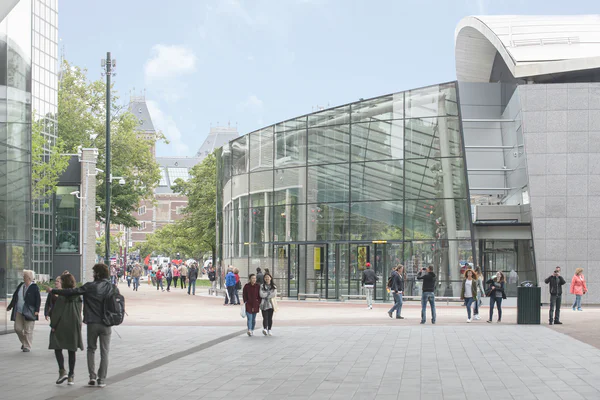 De glazen hoofdentree van het Van Gogh Museum De glazen hoofdingang van het Van Gogh Museum vind je aan het Museumplein, naast het Rietveldgebouw.. Foto: Jan-Kees Steenman