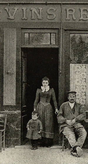 Auberge Ravoux aan de Place de Mairie in Auvers-sur-Oise, met links de eigenaar Arthur Ravoux, 1890. Het laatste adres van Vincent van Gogh